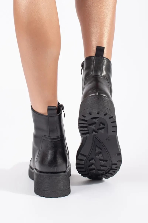 Bottes en cuir noir à semelle épaisse... Bottes en cuir noir à semelle épaisse...