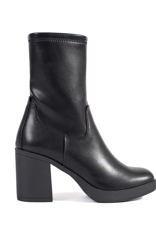 schwarze Damenschuhe mit Absatz von... schwarze Damenschuhe mit Absatz von...