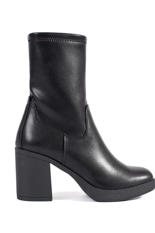 schwarze Damenschuhe mit Absatz von... schwarze Damenschuhe mit Absatz von...