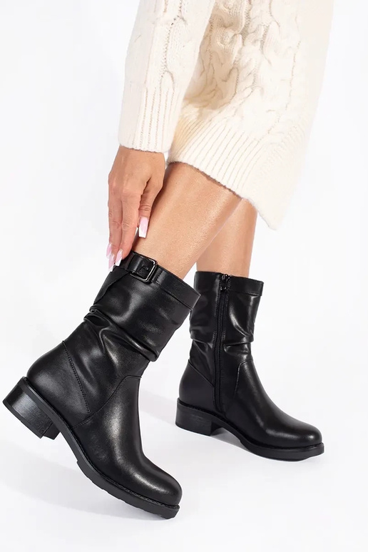 Isolierte Damenschuhe aus schwarzem... Isolierte Damenschuhe aus schwarzem...