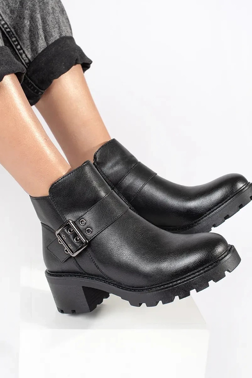 Schwarze Damen Lederschuhe mit... Schwarze Damen Lederschuhe mit...