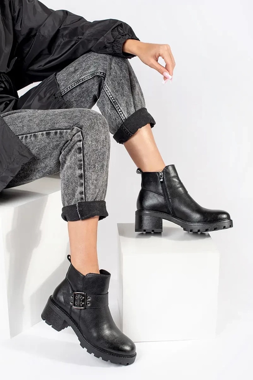 Schwarze Damen Lederschuhe mit... Schwarze Damen Lederschuhe mit...