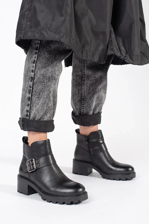 Schwarze Damen Lederschuhe mit... Schwarze Damen Lederschuhe mit...