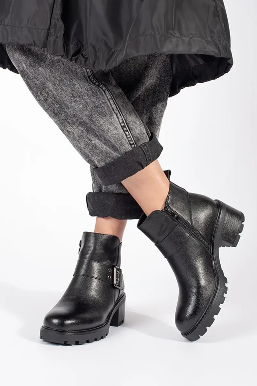 Schwarze Damen Lederschuhe mit... Schwarze Damen Lederschuhe mit...