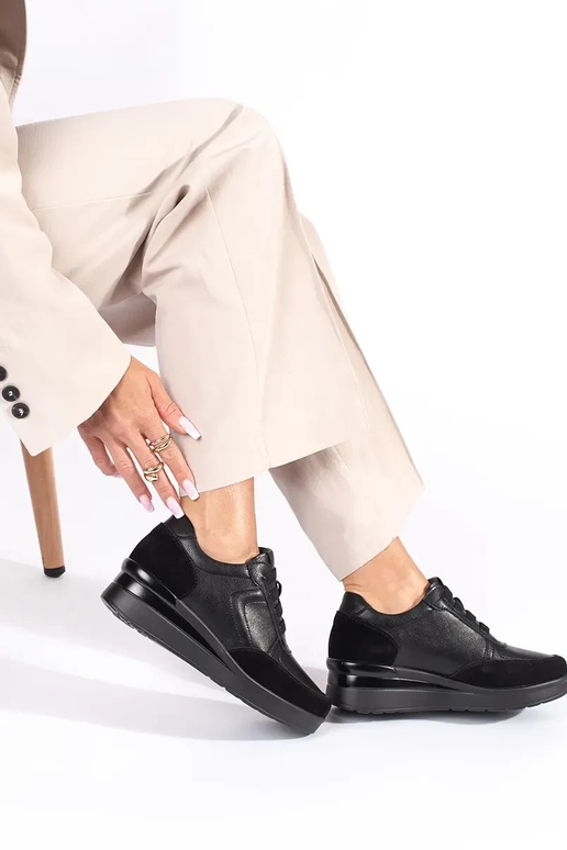 Damen-Keilabsatzschuhe aus schwarzem...