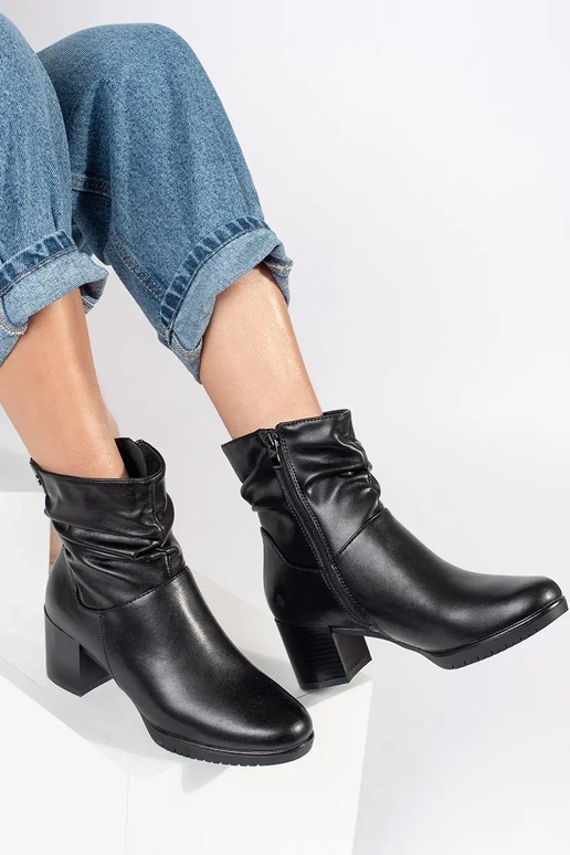 Schwarze Damenstiefel aus Leder mit... Schwarze Damenstiefel aus Leder mit...