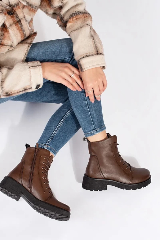 Haut dunkelbraune Farbe Schuhe auf...