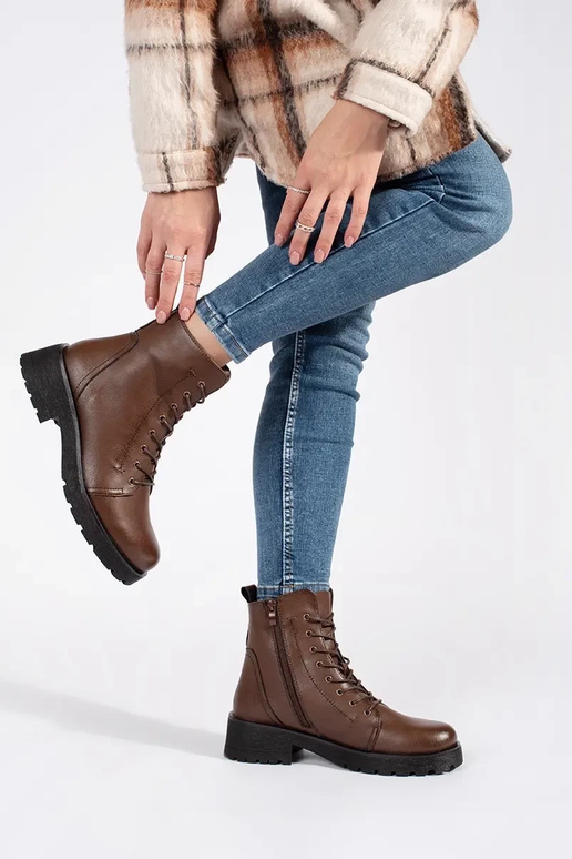 Peau sombremarron chaussures sur une...