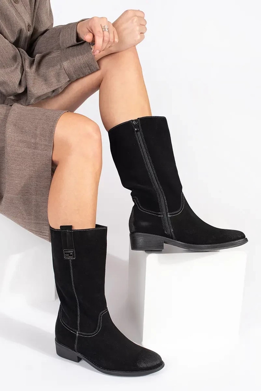 Schwarze lange Cowboy-Stiefel aus... Schwarze lange Cowboy-Stiefel aus...