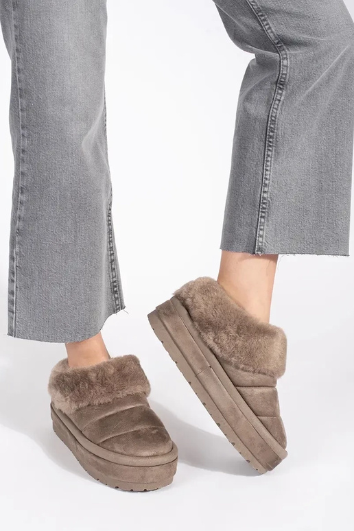 beige laag aantrekken SnoInboots voor...