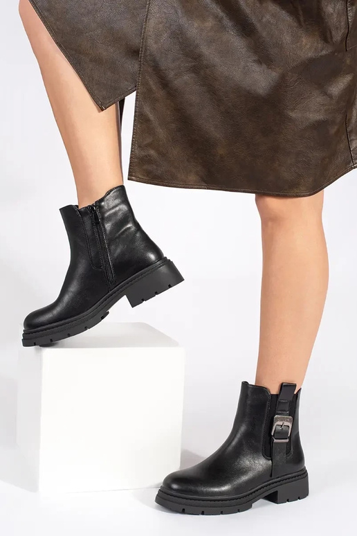 Schwarze Schuhe mit Schnallen Schwarze Schuhe mit Schnallen