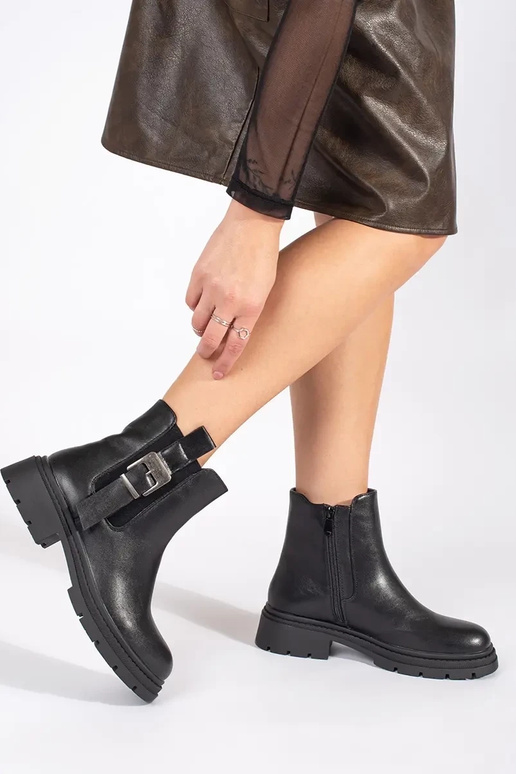 Schwarze Schuhe mit Schnallen Schwarze Schuhe mit Schnallen
