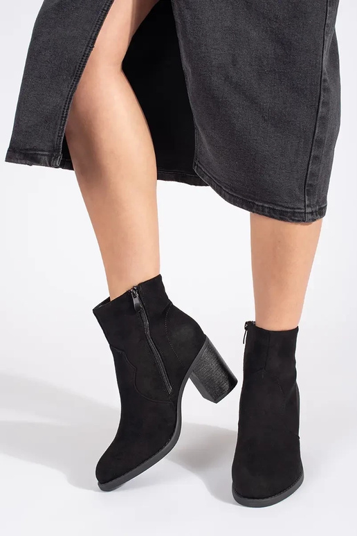 couleur noire en daim un classique...