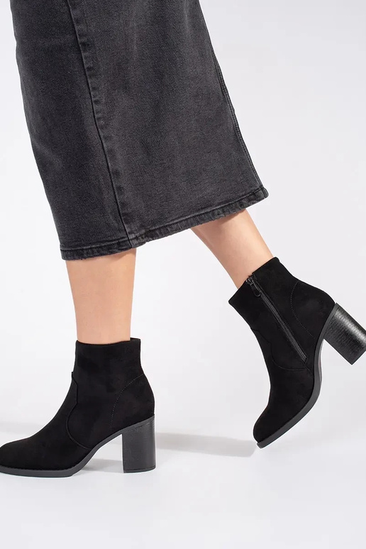 schZuarze Farbe aus INildleder ein...