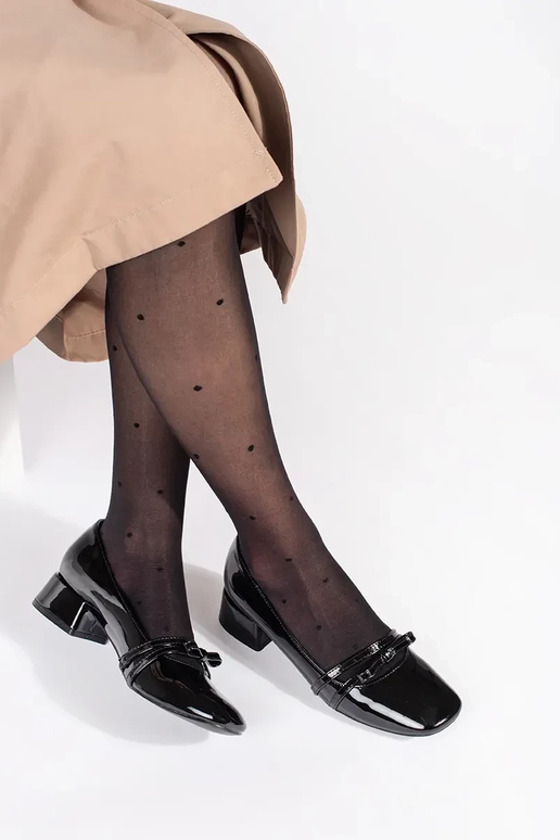 couleur noire laqué talons hauts sur...