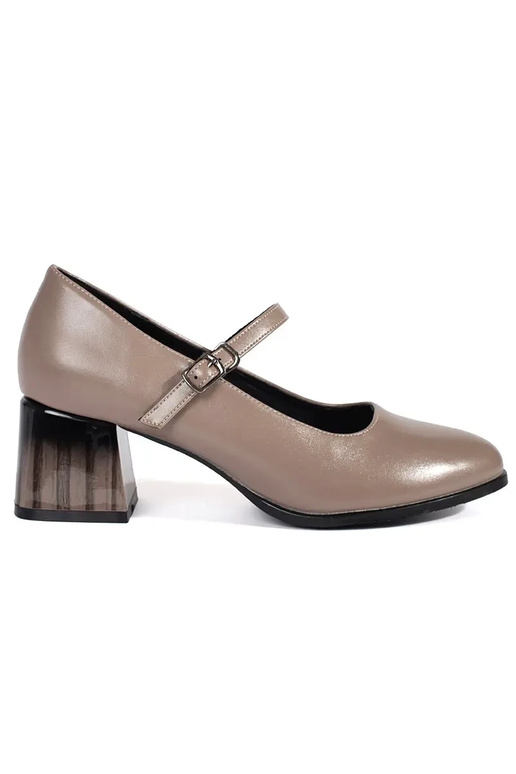 Chaussures à talons hauts sur le...