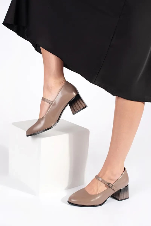 Hochhackige Schuhe an der Ferse Beige