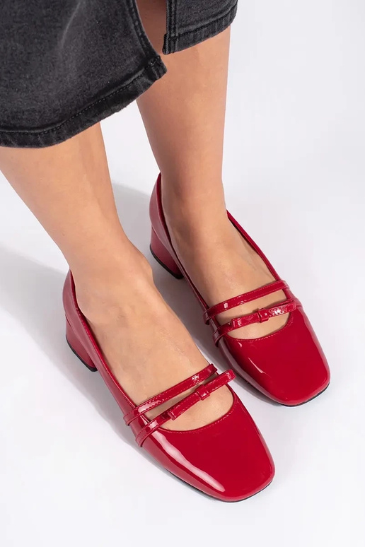 rote Farbe lackiert High Heels auf...