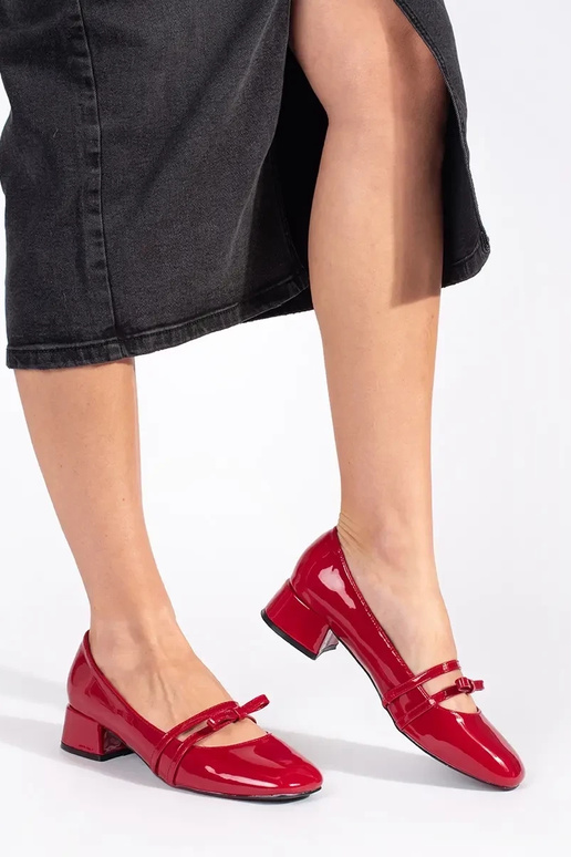 rote Farbe lackiert High Heels auf...