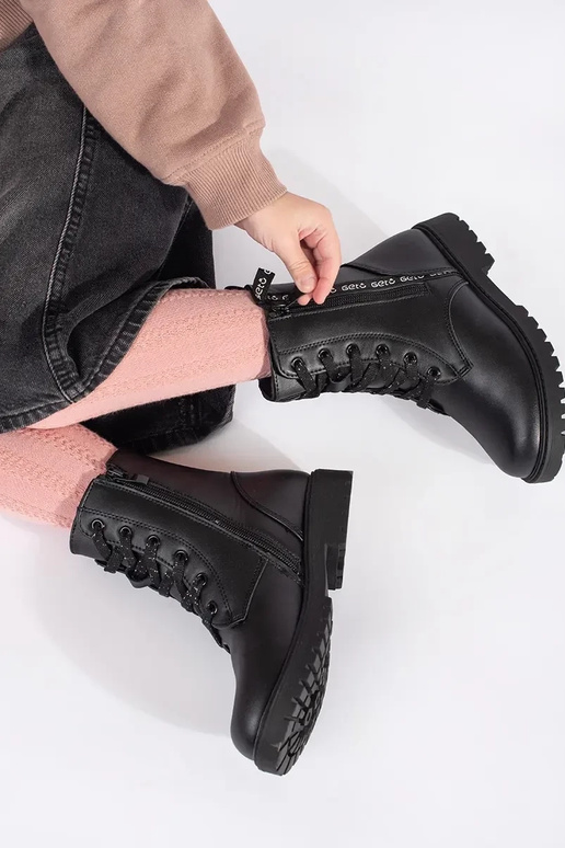 schZuarze Farbe geschnürt Schuhe...