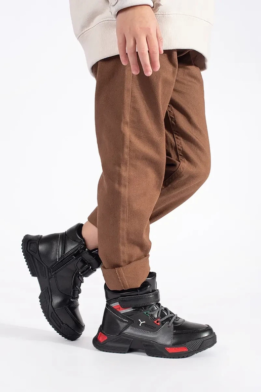 couleur noire isoler trzeÀiki de garçon