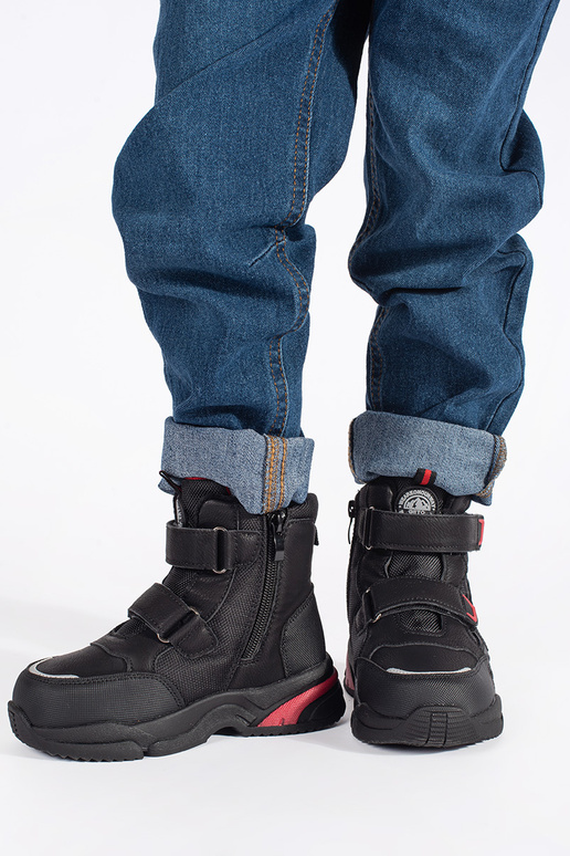 couleur noire isoler trzeÀiki de garçon