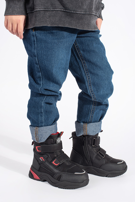 couleur noire isoler trzeÀiki de garçon