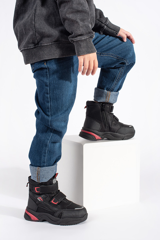 couleur noire isoler trzeÀiki de garçon