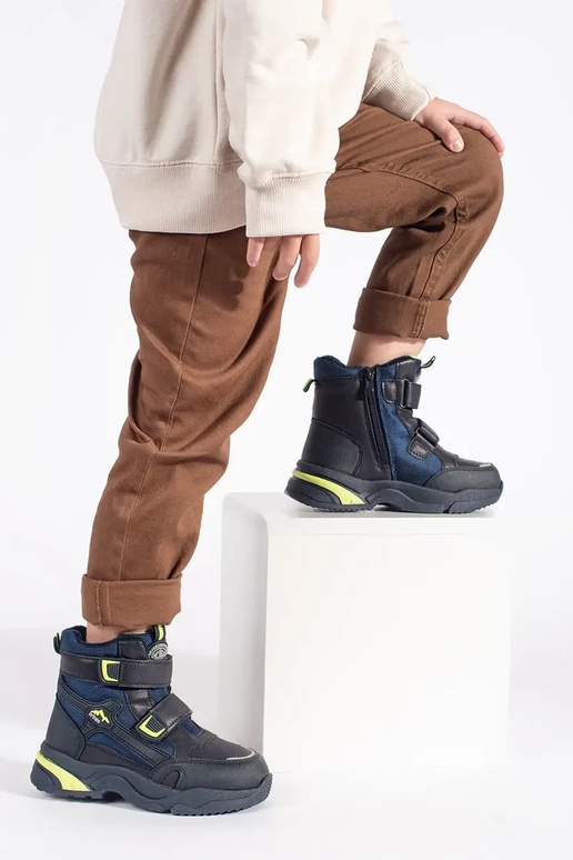 bleu foncé isoler trzeÀiki de garçon