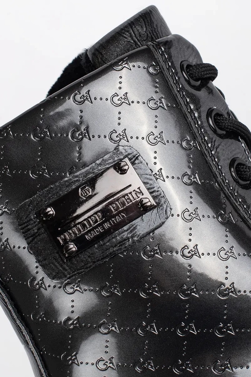 schZuarze Farbe lackiert mädchenhaft...