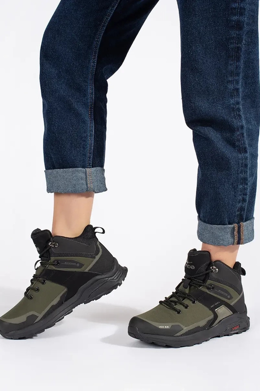 kaki kleuren Trekkingschoenen geïsoleerd