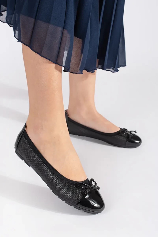 schZuarze Farbe lackiert Ballerinas...