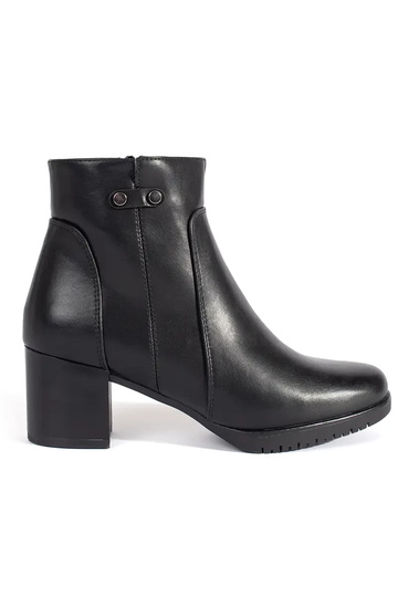 Schwarze Schuhe auf hohen...