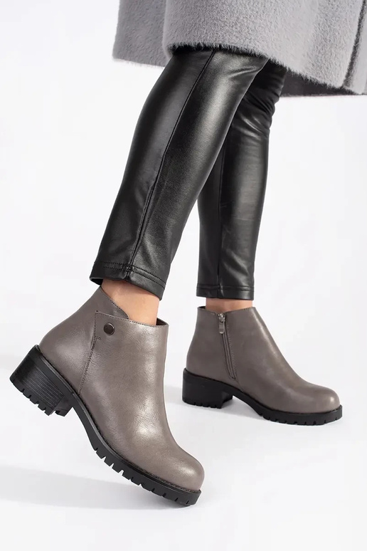 Grijze schoenen van imitatieleer