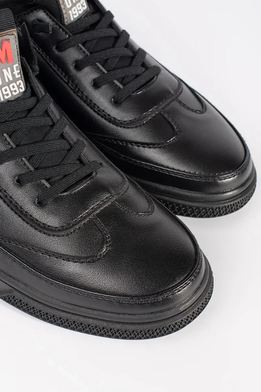 Zwarte warme sportschoenen Zwarte warme sportschoenen