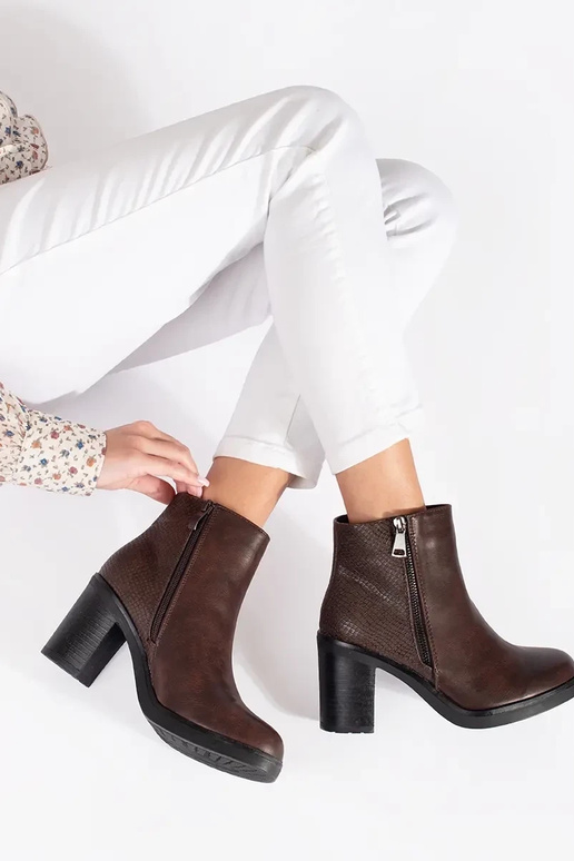 Braune Ankle Boots mit Schnalle