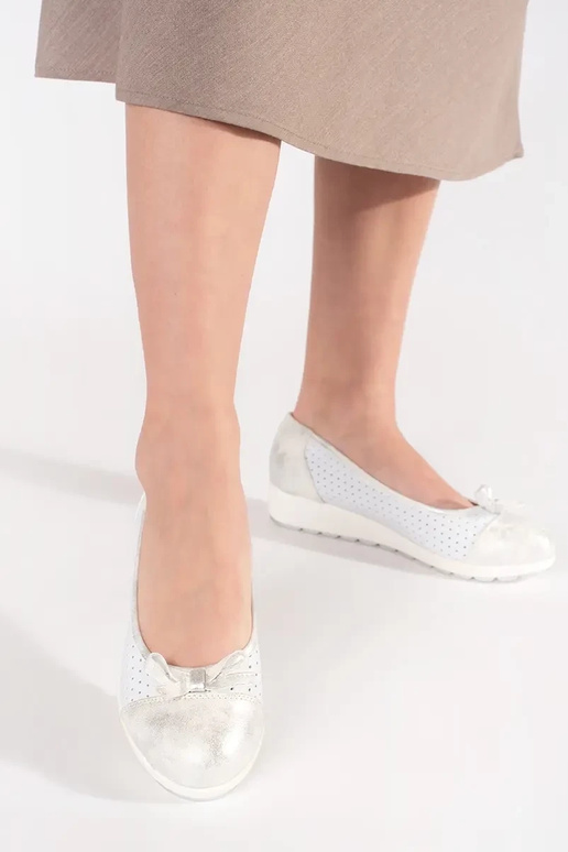 Gouden mocassins van suède met ketting