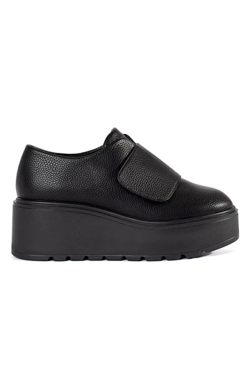 Schwarze Schuhe auf Keil