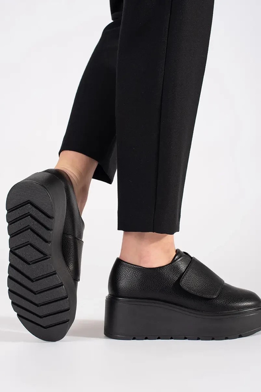 Zwarte schoenen op een sleehak