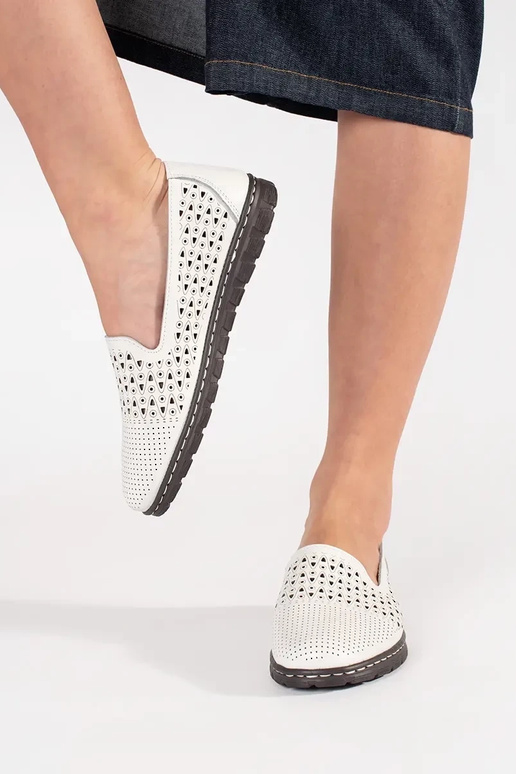 Witte open schoenen met perforaties