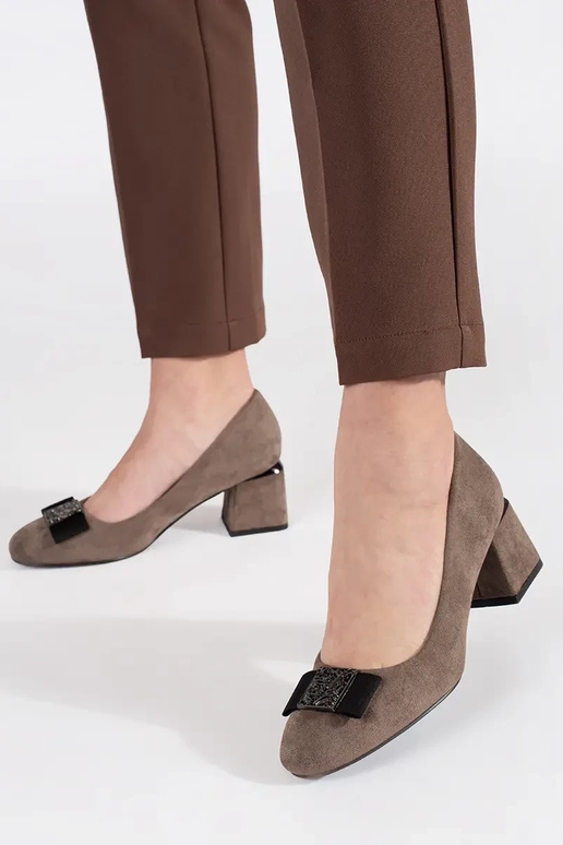 Sandkleurige hakken met strik