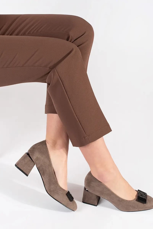 Beige Absatzschuhe mit Schleife