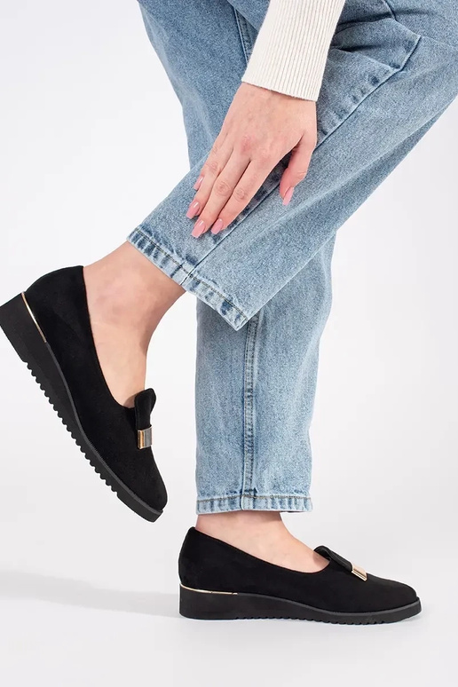 Schwarze Halbboots auf Plattform