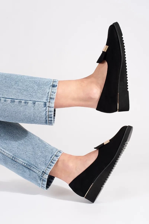 Schwarze Halbboots auf Plattform