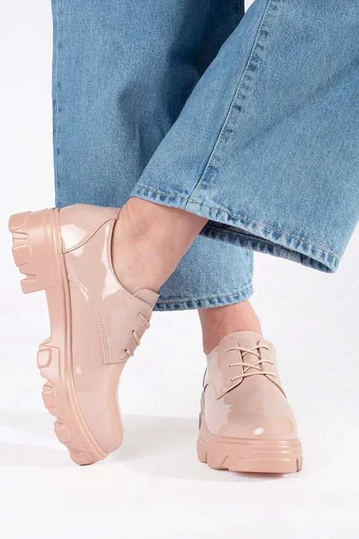 Halbboots mit Lackeffekt und Plattform