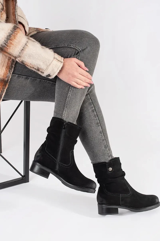 Schwarze Stiefeletten mit gerafftem... Schwarze Stiefeletten mit gerafftem...