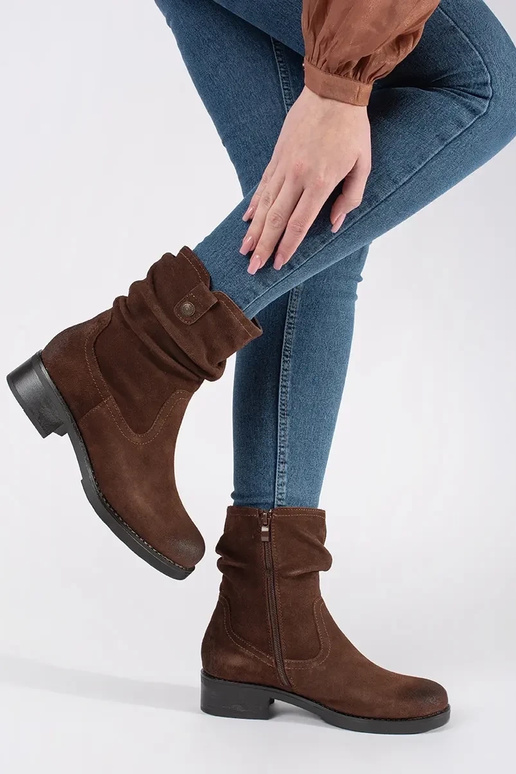 Braune Stiefeletten mit gerafftem... Braune Stiefeletten mit gerafftem...