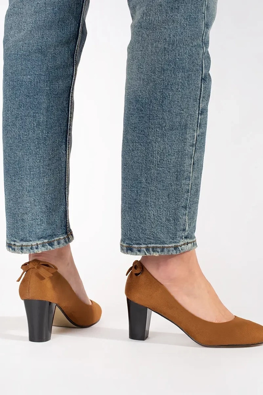 Rode suède pumps op een blokhak