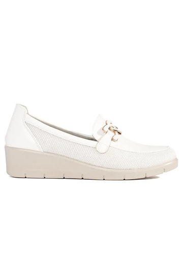 Witte schoenen op platform...