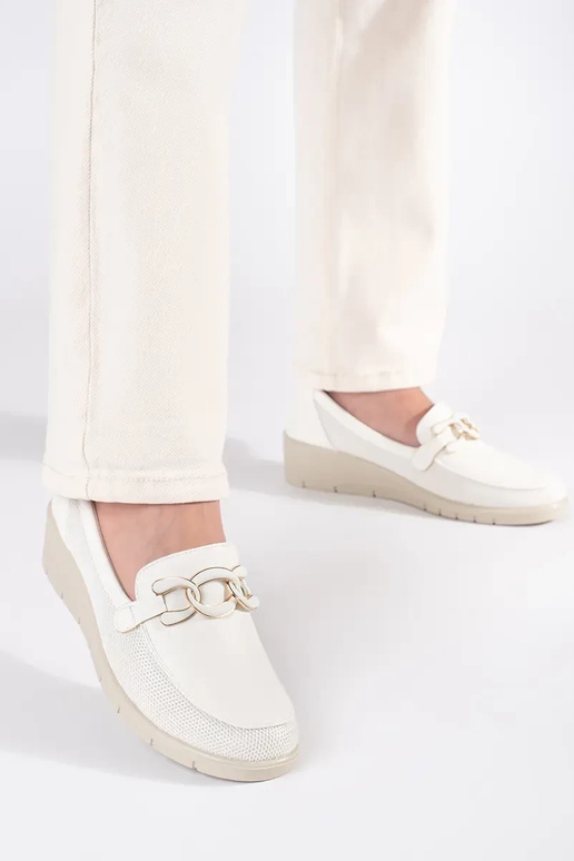 Witte schoenen op platform met...